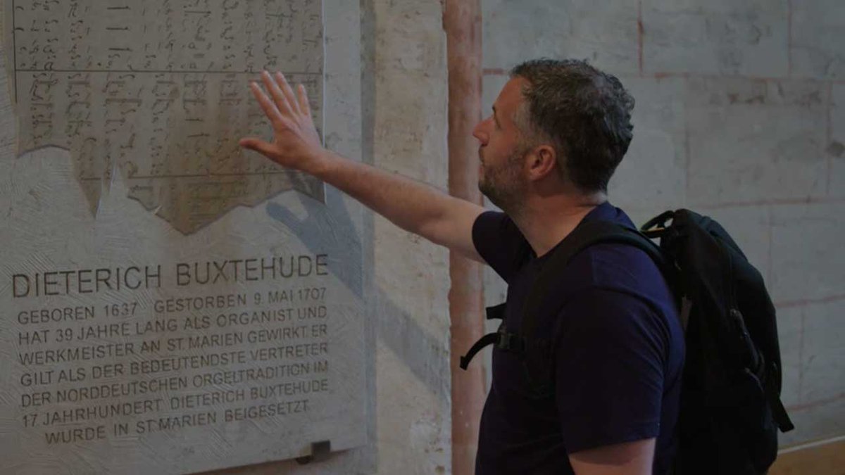 🎧 De wandeltocht zit erop en het doel is bereikt: <a href="/TijlMTBeckand/">Tijl Beckand</a> is in Lübeck! Tijdens de laatste kilometers van de reis hoor je toepasselijke werken van Bach, zijn zoon én natuurlijk Buxtehude. Beluister de afspeellijst ➡️ bit.ly/2JdEFjW #inhetvoetspoorvanbach