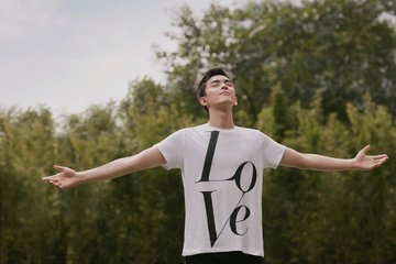 MichaelKorsJP's tweet image. 1枚のセルフィ―が100食分の食事へ。ハッシュタグ #WatchHungerStop を付け、LOVE Tシャツ着用画像をSNSに投稿すると、お客様ごとにさらに100食分相当を @WFP に寄付いたします。

【ウォッチ･ハンガー･ストップ詳細はこちら】
→ mko.rs/60051H2UU

#WatchHungerStop #マイケルコース