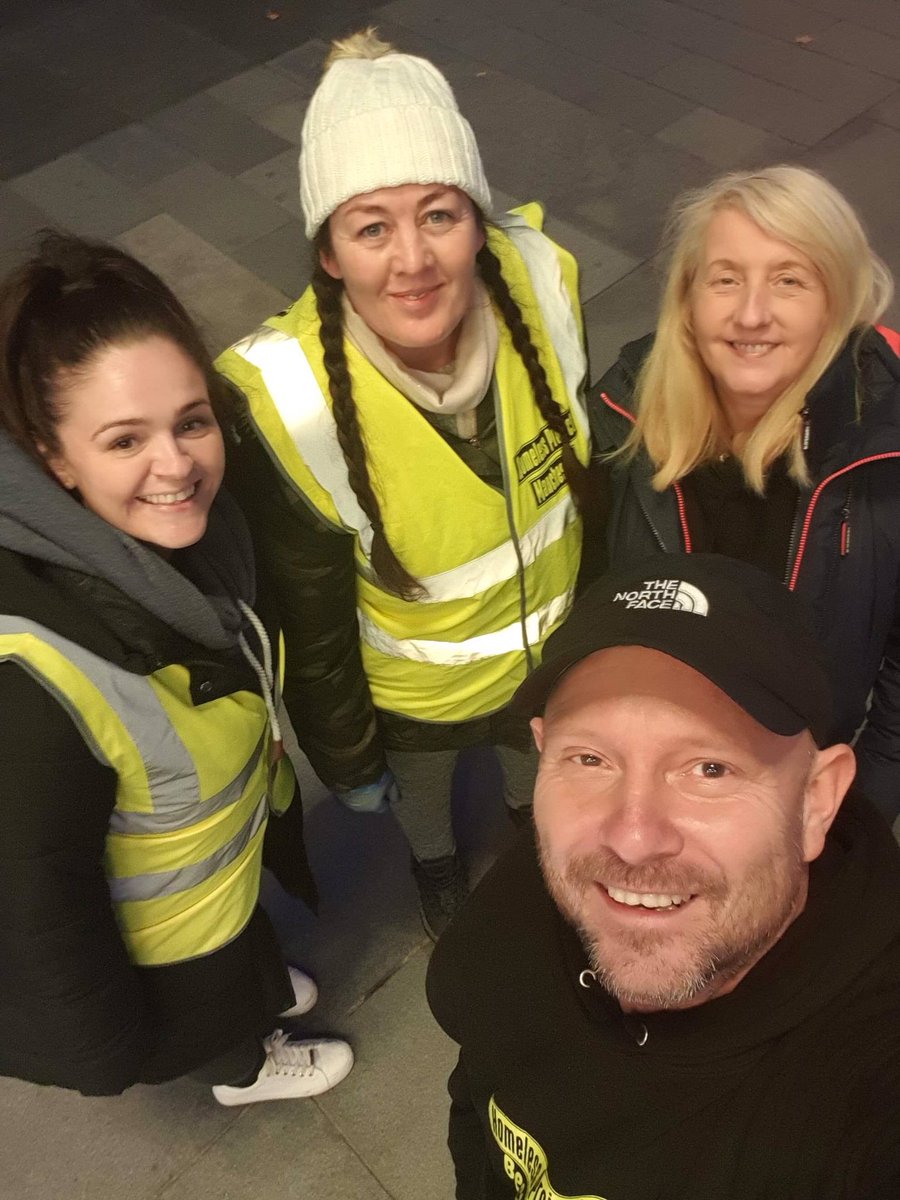 HPManchester's tweet image. We have Double cheese burgers that went really well 😁 &amp;amp; Chicked burgers &amp;amp; we had Sandwiches,sweet parcels ,cake &amp;amp; custard,hats &amp;amp; gloves.
We had our usualhot &amp;amp; cold drinks, biscuits, toiletries, clothes, Sleeping bags &amp;amp; much more.. #makingadifference #helpingothers