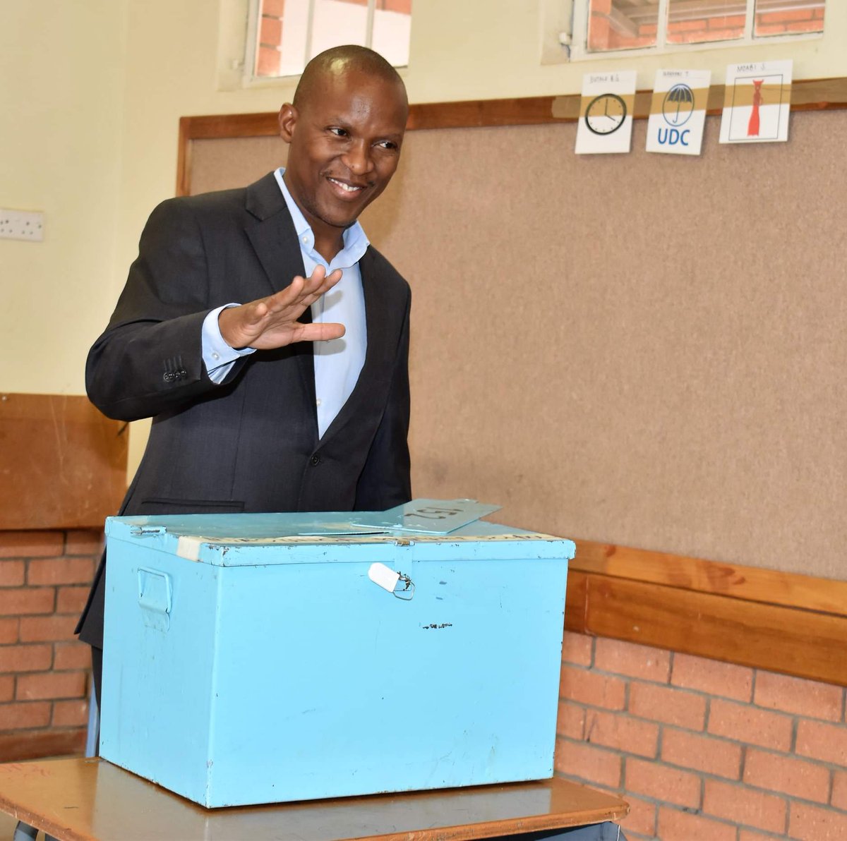 BWGovernment's tweet photo. Mr Biggie Ganda Butale who is Botswana Patriotic Front (BPF) presidential candidate cast his vote earlier at Masunga Primary School polling station.
#MakeThatMark โ #BotswanaPele #UnitedAndProud #BWElections2019 #BotswanaDecides ๐ณ๐ง๐ผ๐ง https://t.co/tMvUxjv3AV