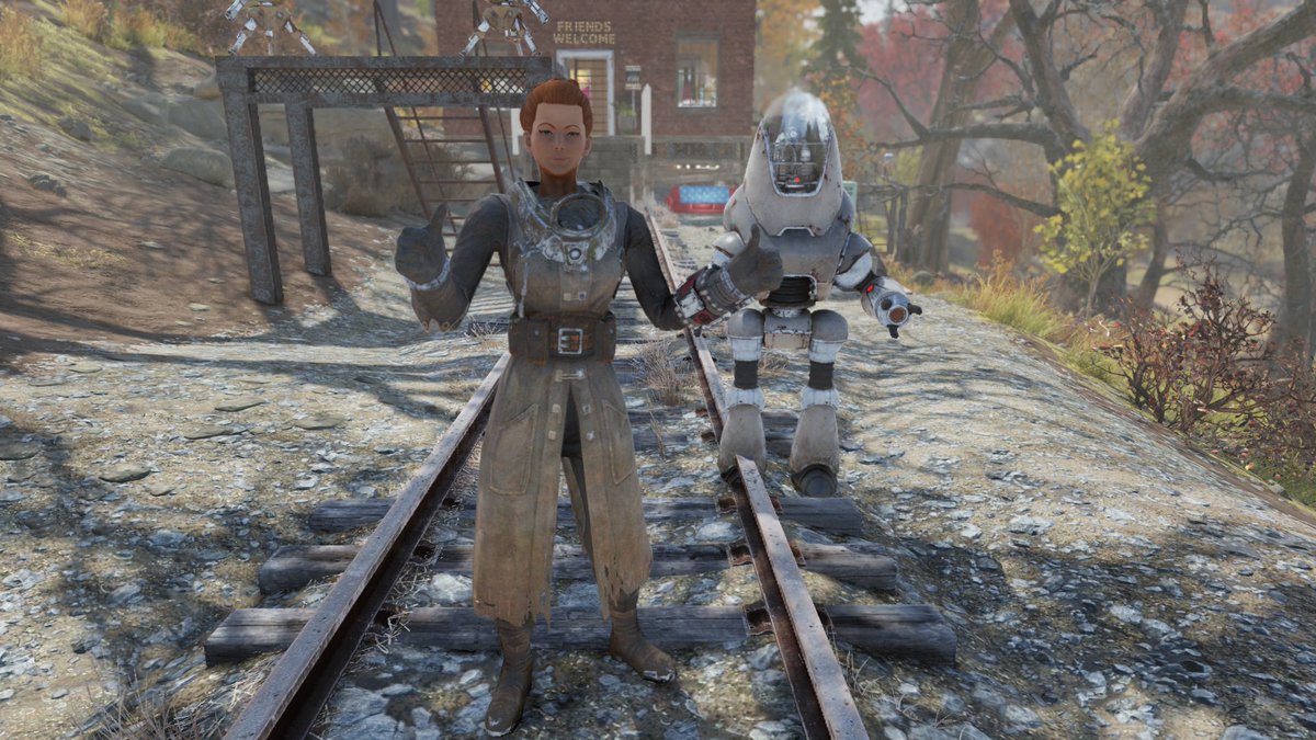 Today's adventure sur #Fallout76 
Retour sur la soirée promotion qui nous a été permise grâce aux membres de @76_jdr ! Merci beaucoup les amis! 
L'Aîné, fort heureux d'être là...
Et Woody est fière d'être Scribe Compagnon!
FALLOUT 76 N'EST PAS MORT!!❤️
<a href="/falloutfr/">Fallout France</a> #VGPUnite