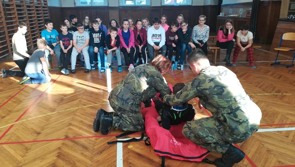 ObranaTweetuje's tweet image. Možnost se seznámit se s armádní technikou dnes v Hněvotíně využili i předškoláci z místní mateřské školy. Vojáci #7mb a zástupci MO na zdejší základní škole představovali projekt @pokos_army_cz. A armádní ukázky jsou vždy pro děti největším lákadlem.