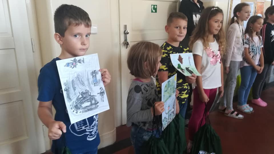 ObranaTweetuje's tweet image. Možnost se seznámit se s armádní technikou dnes v Hněvotíně využili i předškoláci z místní mateřské školy. Vojáci #7mb a zástupci MO na zdejší základní škole představovali projekt @pokos_army_cz. A armádní ukázky jsou vždy pro děti největším lákadlem.