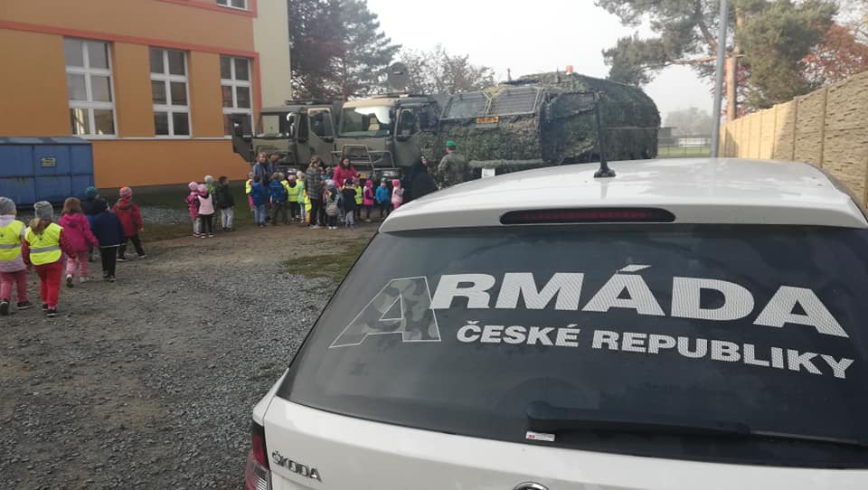 ObranaTweetuje's tweet image. Možnost se seznámit se s armádní technikou dnes v Hněvotíně využili i předškoláci z místní mateřské školy. Vojáci #7mb a zástupci MO na zdejší základní škole představovali projekt @pokos_army_cz. A armádní ukázky jsou vždy pro děti největším lákadlem.