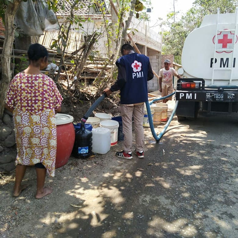 PMIBanjarnegara's tweet photo. Distribusi 5rb ltr air bersih ke ds. Merden Tengah, Desa Merden, Kec. Purwanegara, Banjarnegara (23/10) bersama PPNI Banjarnegara 
@palangmerah 
@PMIJawaTengah 
@ganjarpranowo 
@TajYasinMZ 
@sarwapramana 
@bpbdjateng 
@kominfo_jtg 
@BudhiSarwono 
@bna_dinkominfo 
@BPBD_BNA https://t.co/AmLYmYRxk2