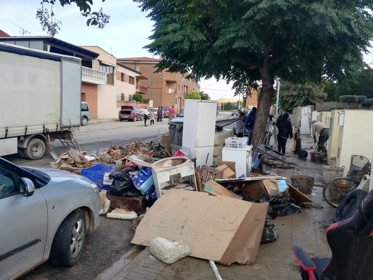 somgarrigues's tweet photo. Veïns d'Arbeca han respost a la crida que s'ha fet per ajudar a retirar trastes i netejar els baixos de les cases afectades per l'aiguat. https://t.co/7PwILbj6m2