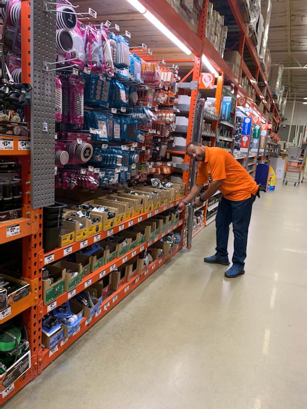 Department heads Jimmy 21/22 and Eric 28 at store 4637 spending time doing GS with the MET team! Thank you both for your partnership!!