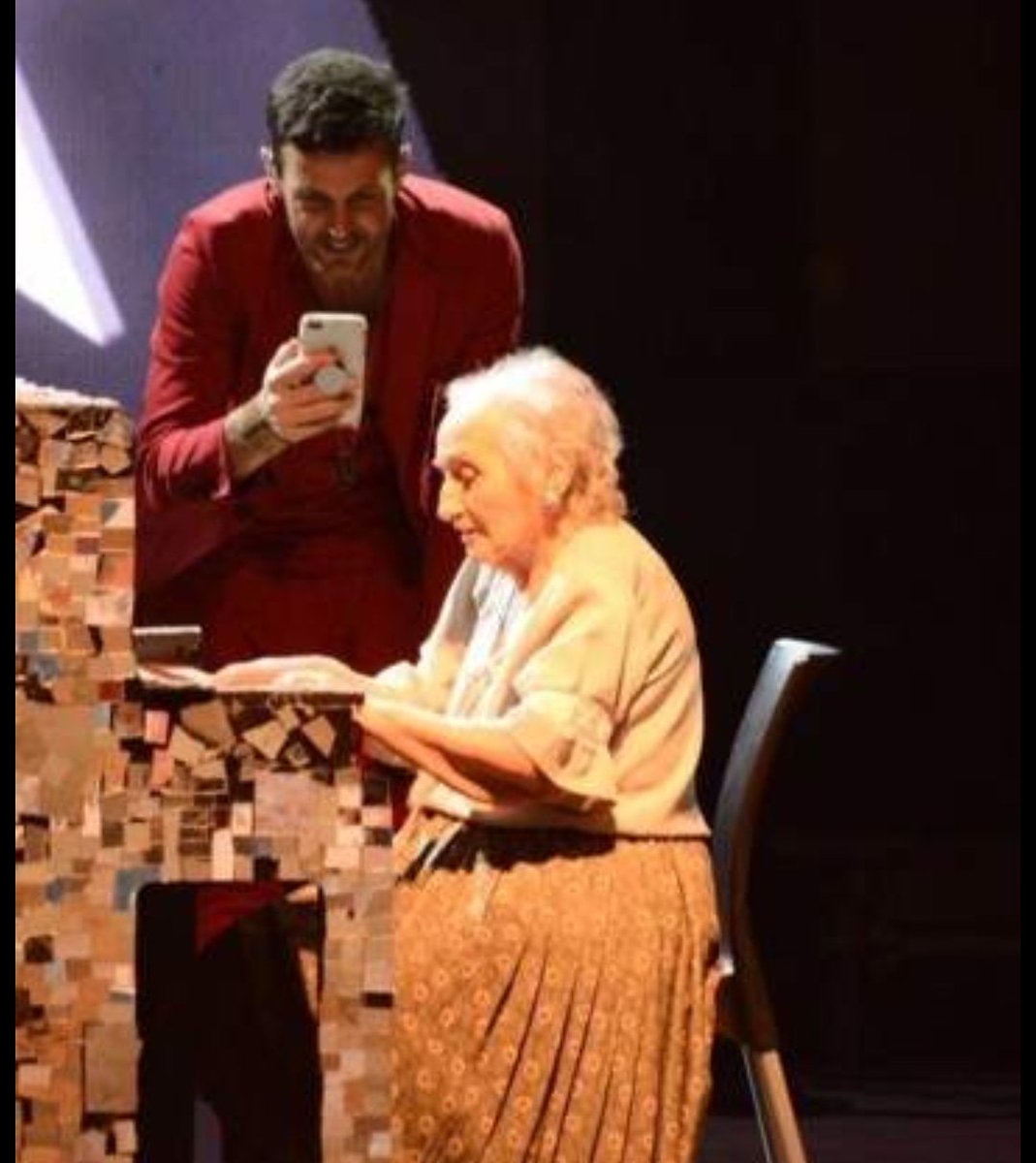 AxelLoquitas's tweet photo. El más grande @AxelOficial , disfrutando en primera persona y siendo el autor del sueño de #Perlita, por más momento imágicos como estos, querido idolo.
#AxelConVos #axeleras #forever
#loquitaslindasxaxel🇪🇸 🙌🙌 https://t.co/8ou8ChZLzz