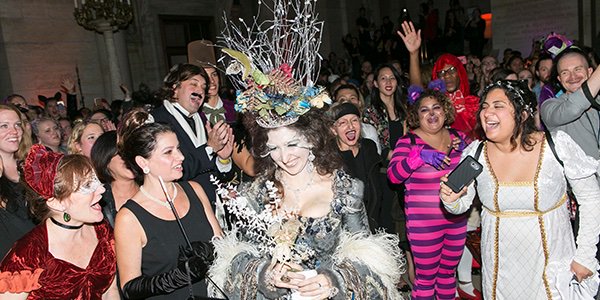 randomhouse's tweet image. Trick or treat for books and #braincandy at #NYPLafterhours this Friday! We'll will be treating those in line for @NYPL's literary Halloween masquerade to spooky titles and every book lover's favorite candy—Nerds. 

21+to attend. Join us: on.nypl.org/braincandy