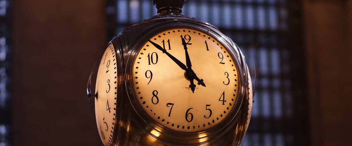 JPRSommeil's tweet image. Ce dimanche 27 octobre, il faudra à nouveau se plier à un rituel bien connu : le passage à l’heure d’hiver ☃️
Un changement qui fera donc gagner – en théorie – une heure de sommeil 💤
Petit rappel de l'impact du changement d'heure sur le #sommeil ➡️ sommeilsante-jprs.fr/blog/changemen…