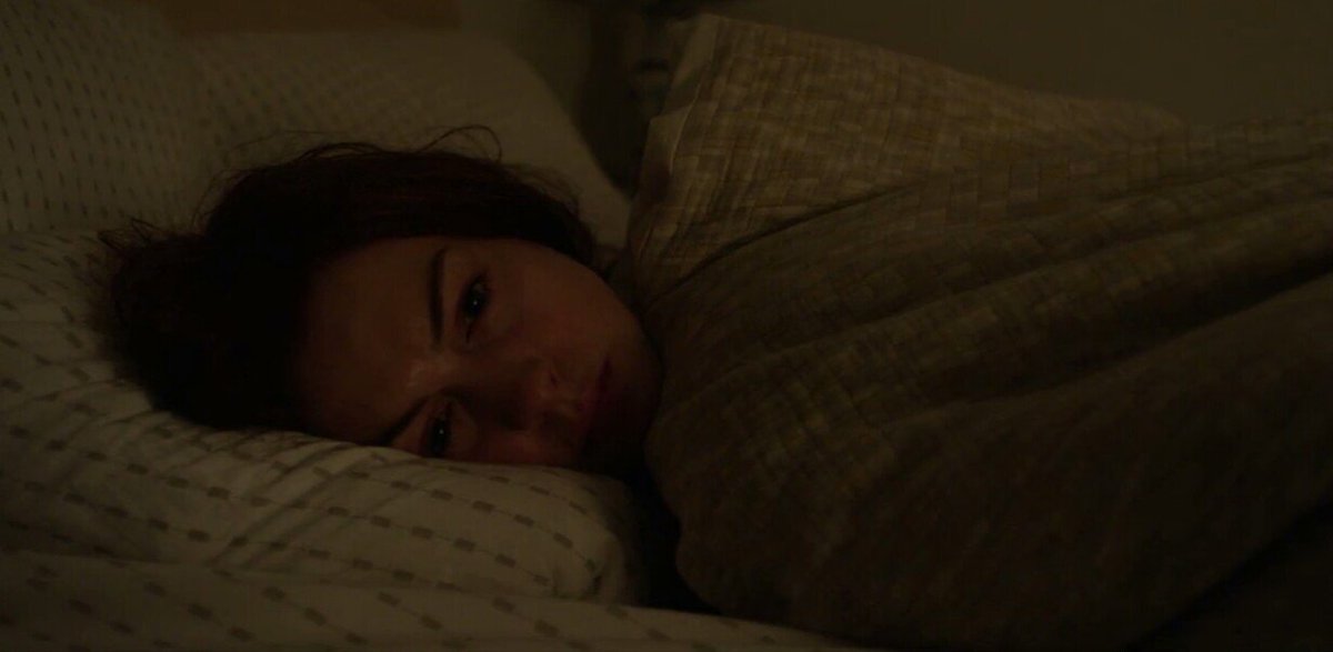 levmauc's tweet photo. Aunque MODERN LOVE de John Carney tiene en su conjunto pequeños momentos brillantes su mejor capítulo es el tercero donde se tratan los trastornos mentales, la reclusión y el miedo y como acaban afectando a las relaciones personales. Anne Hathaway está inmensa. Tenéis que verlo. https://t.co/RsxZJXR1T9