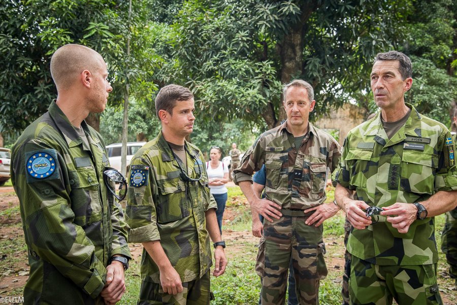 EUTMRCA's tweet photo. Le général Micael Bydén, chef d’état-major de l’armée suédoise @Forsvarsmakten, est venu rencontrer aujourd’hui les 10 militaires suédois de la mission EUTM-RCA. Le général Peltier @EMfcdr a salué leur excellent travail réalisé au profit de l’armée Centrafricaine et de la #RCA https://t.co/o2x4iYR7Mb