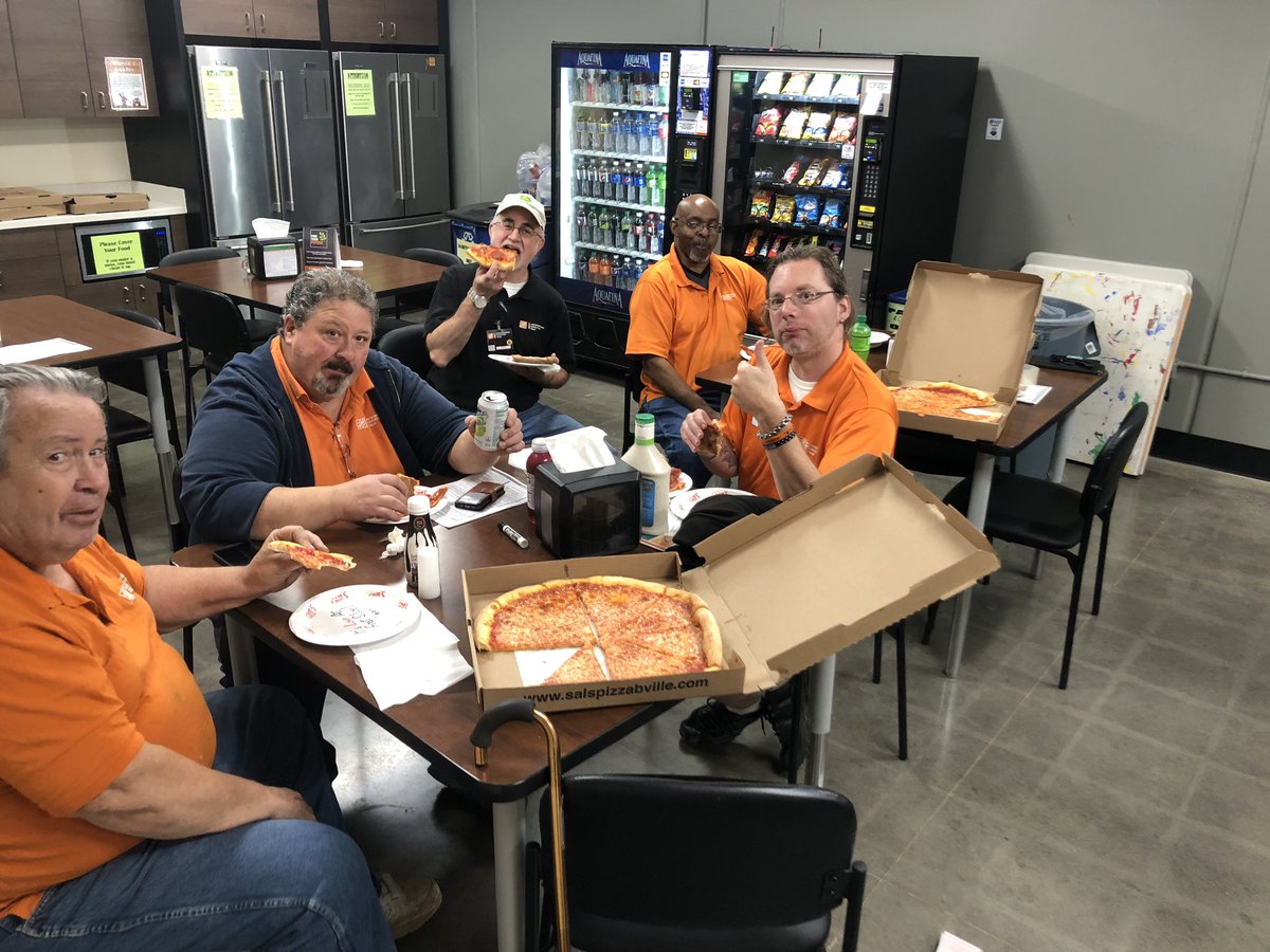 Pizzas for the MET team! Thanks for all you do! <a href="/john052659/">John Bolton</a> @NYwinediva @THD_Mtn_Jumper <a href="/ChrisBosco12/">Chris Bosco</a> @SRaymond1263