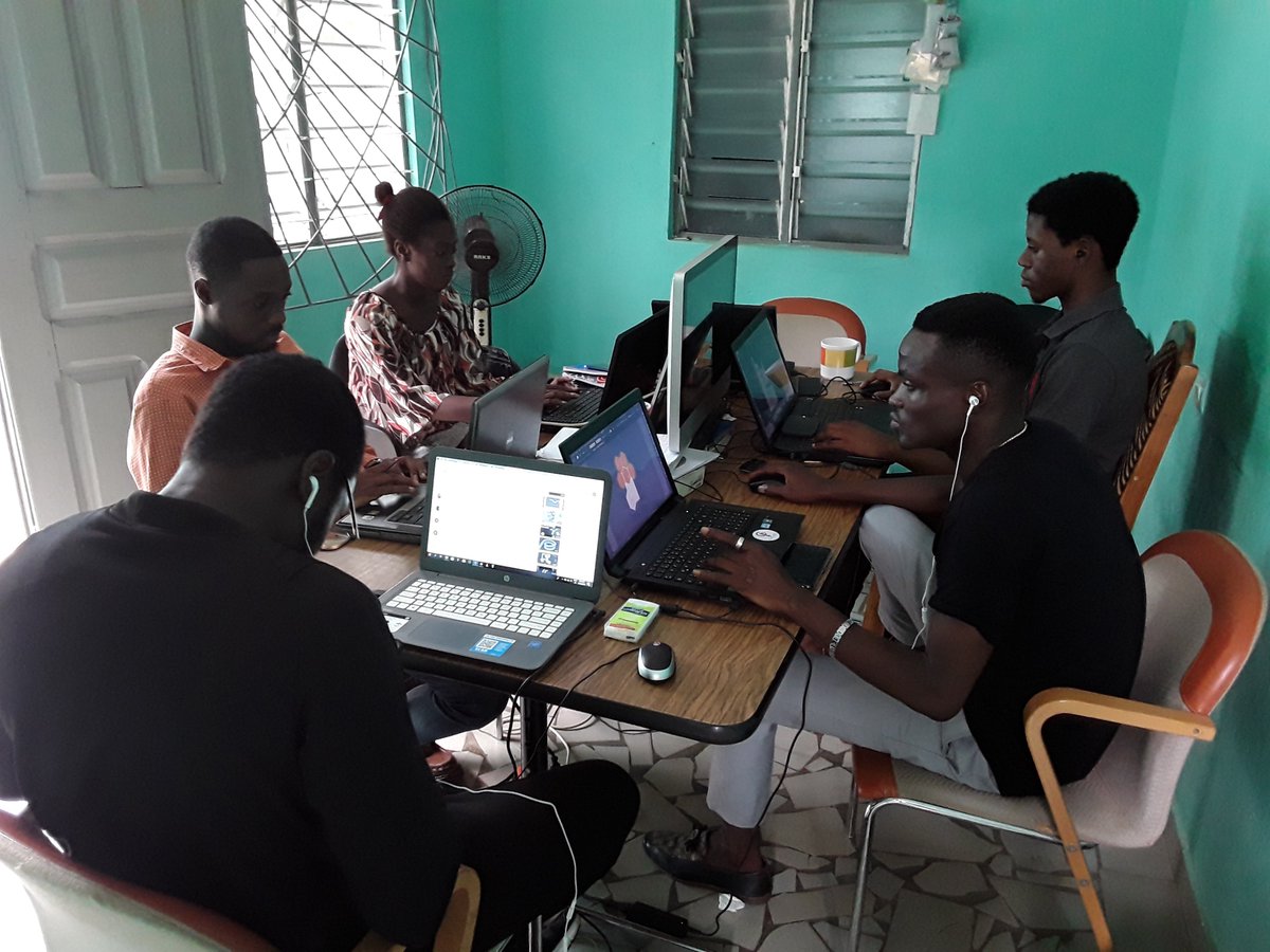 DashmakeStartup's tweet photo. #Hardworking, de la détente, de la bonne humeur et de la convivialité... Bref un mercredi ordinaire à #Dashmake. Et chez vous, ça donne quoi d'hab?😃
#TeamDash #Mercredi #GoodDay https://t.co/IPr4NHxnNU