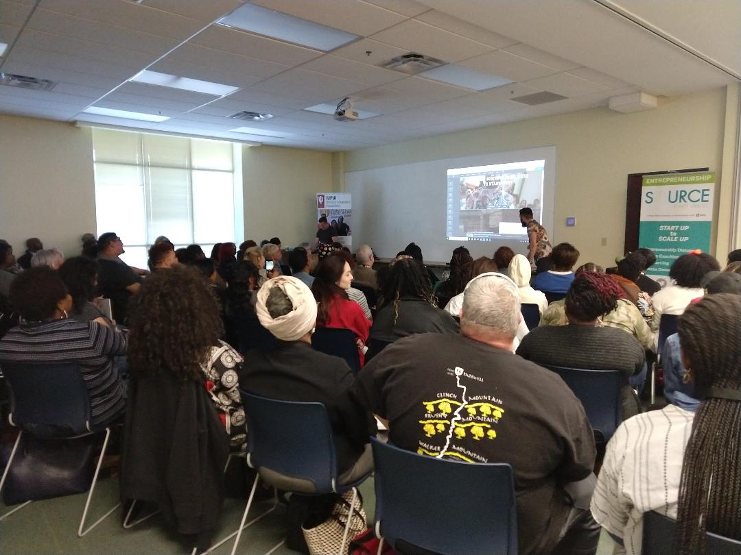 therebelschool's tweet photo. The energy here in #Indianapolis is crazy! It's #WebsiteWednesday - time to show these #Indypreuners how to #DesignAWebsite for FREE! #PopUpIndianapolis #PopUpRevolution @JBNCenters @SourceRiverWest @ENGAGEIUPUI https://t.co/H0pKOkUN9i