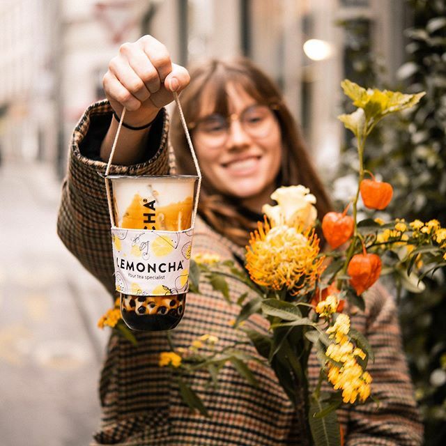 lemoncha_'s tweet photo. As we are committed to reduce as much as possible the consumption of single-use items, we are excited to unveil this reusable fabric cup holder for your drinks.
⠀
They are available from today in all our shops. Don’t wait too much, the stock is limit… https://t.co/8iVfJaFogl https://t.co/kDokoUqdZ3