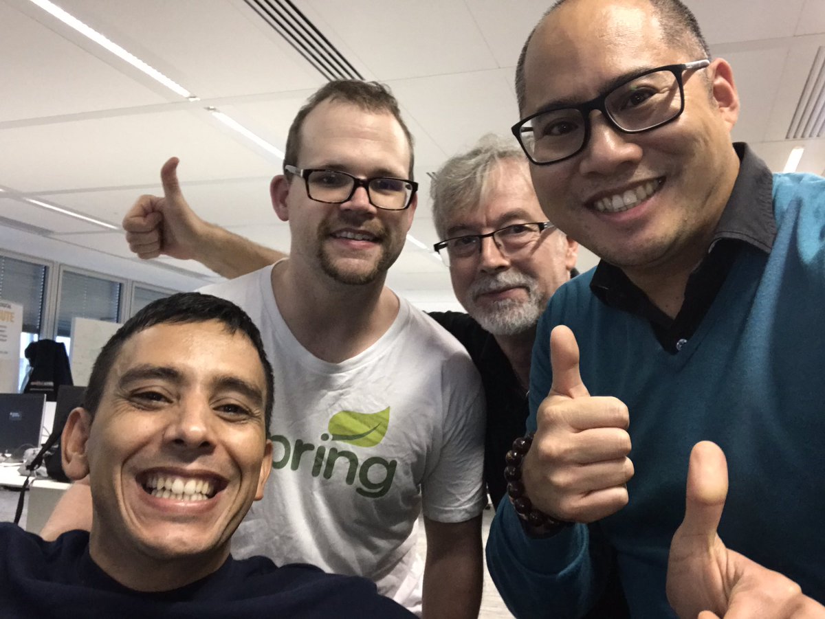 momichel's tweet image. Merci à @starbuxman pour sa venue chez @RenaultDigital_ pour meetup #reactivespring. Merci @PivotalFrance @pivotal