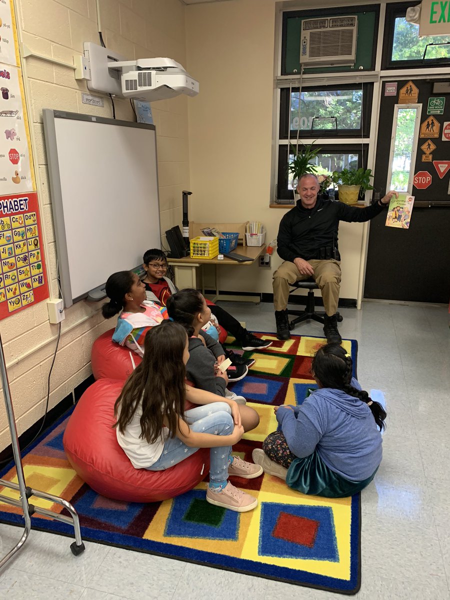 Officer Joe reads to Mrs. Cabrera’s students! He is the BEST! <a href="/NMBerkley_NJ/">Berkley</a> #NMUKNIGHT