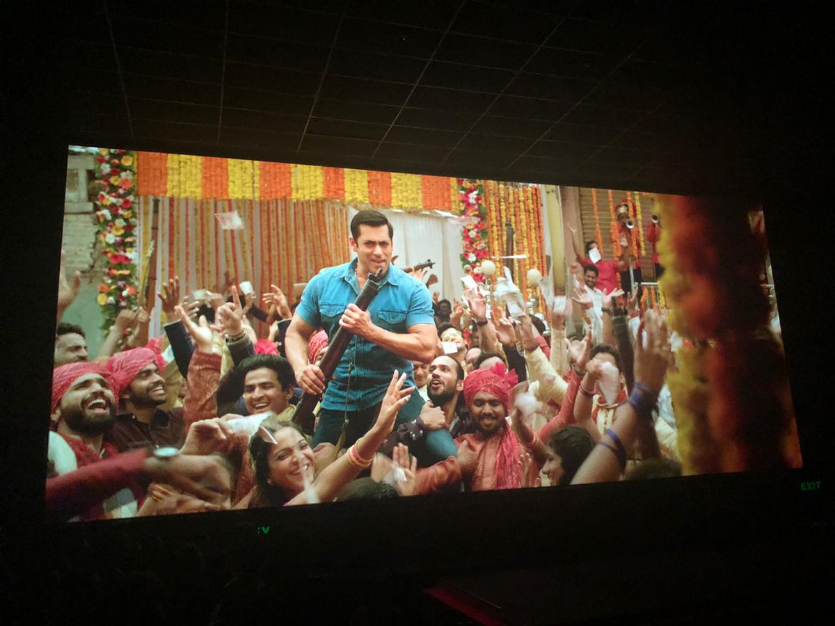 pinkvilla's tweet photo. Here's a sneak peek from the trailer launch of Dabangg 3. Check it out😍
@BeingSalmanKhan 
#SalmanKhan #Dabangg3 https://t.co/pn9Mg9lTye