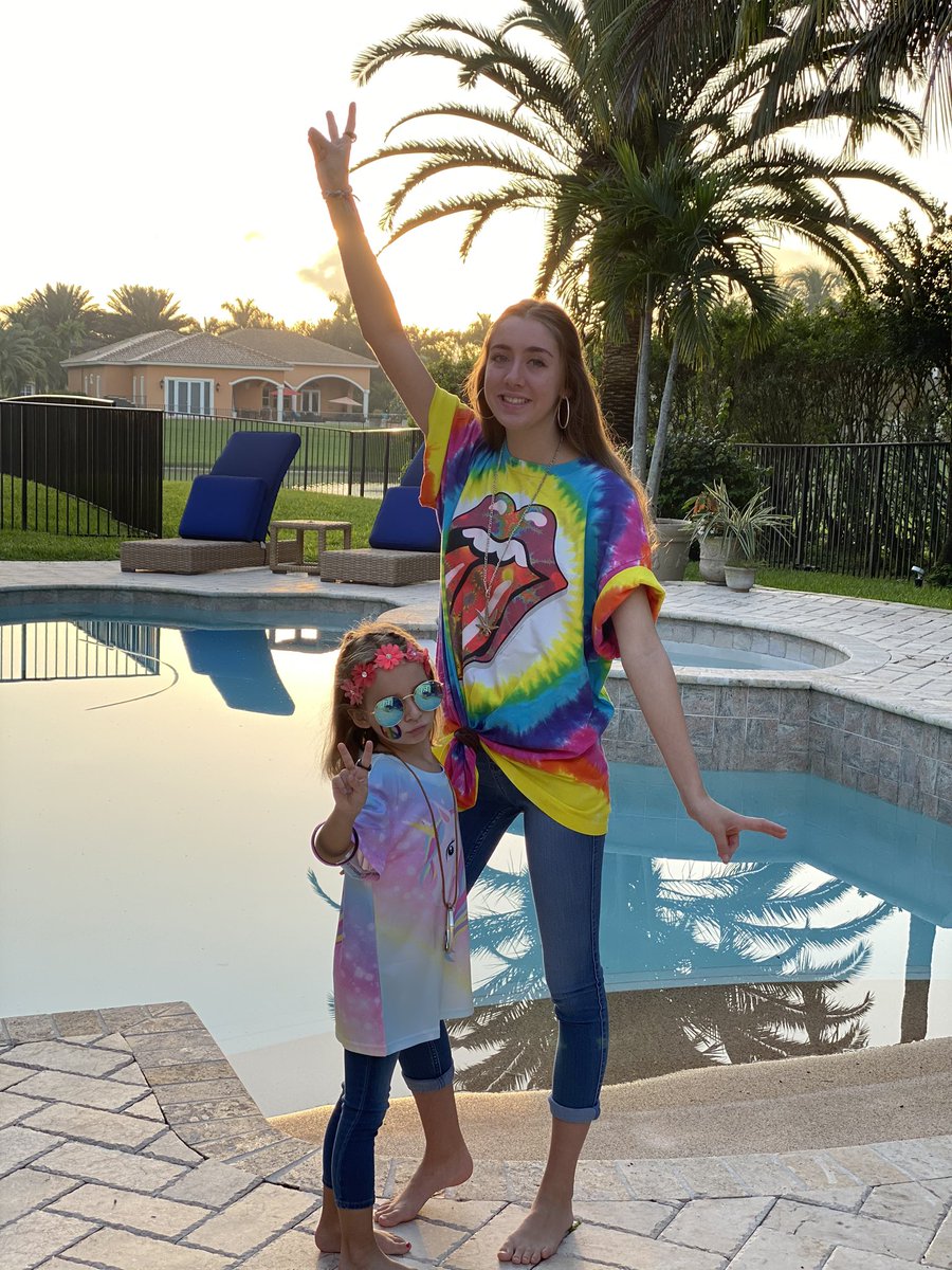 angelachrysler's tweet photo. Flower Power! Way to represent for Homecoming week ✌🏻#dressupisfun https://t.co/lCQr6NUGOL