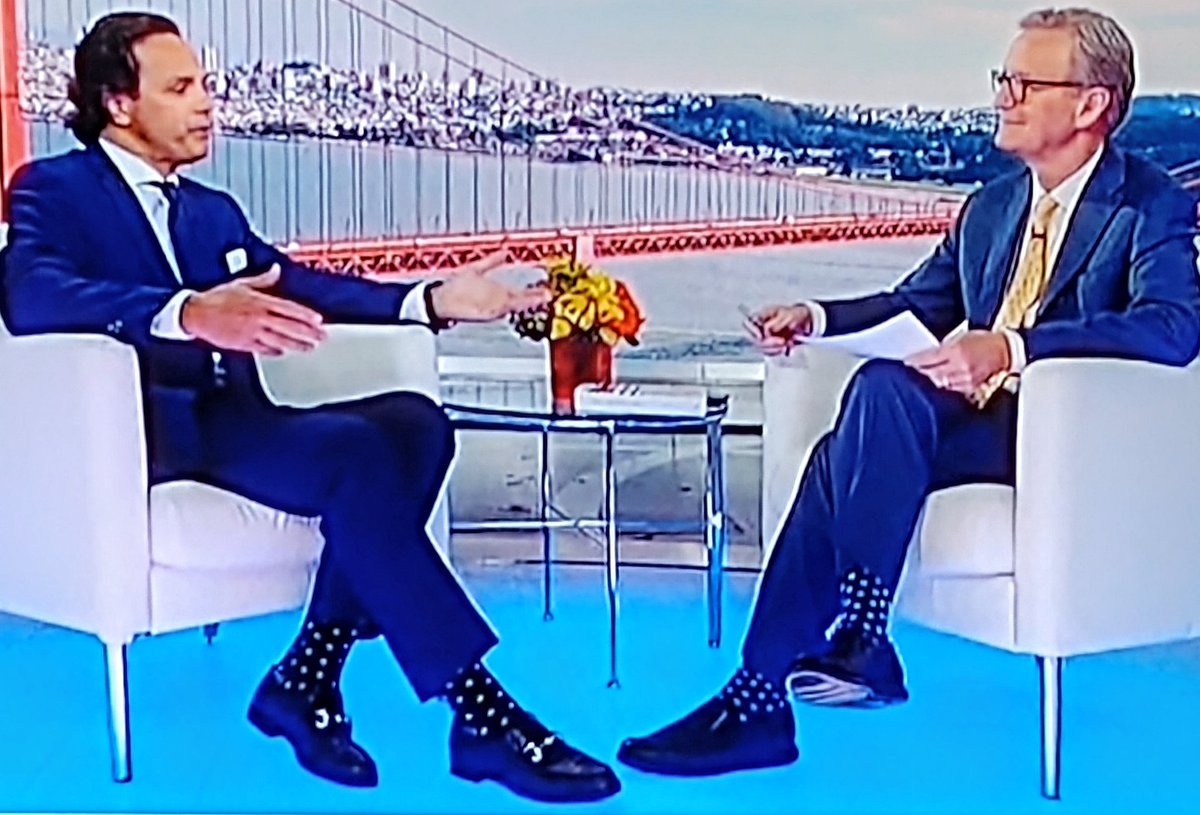 ClHeiberg's tweet image. #FOXandfriends
#SteveDoocy
Good Morning sartorial splendor!
Outfit Coordination of the Day: Subdued Suits, but...Can you "spot" those socks?😉