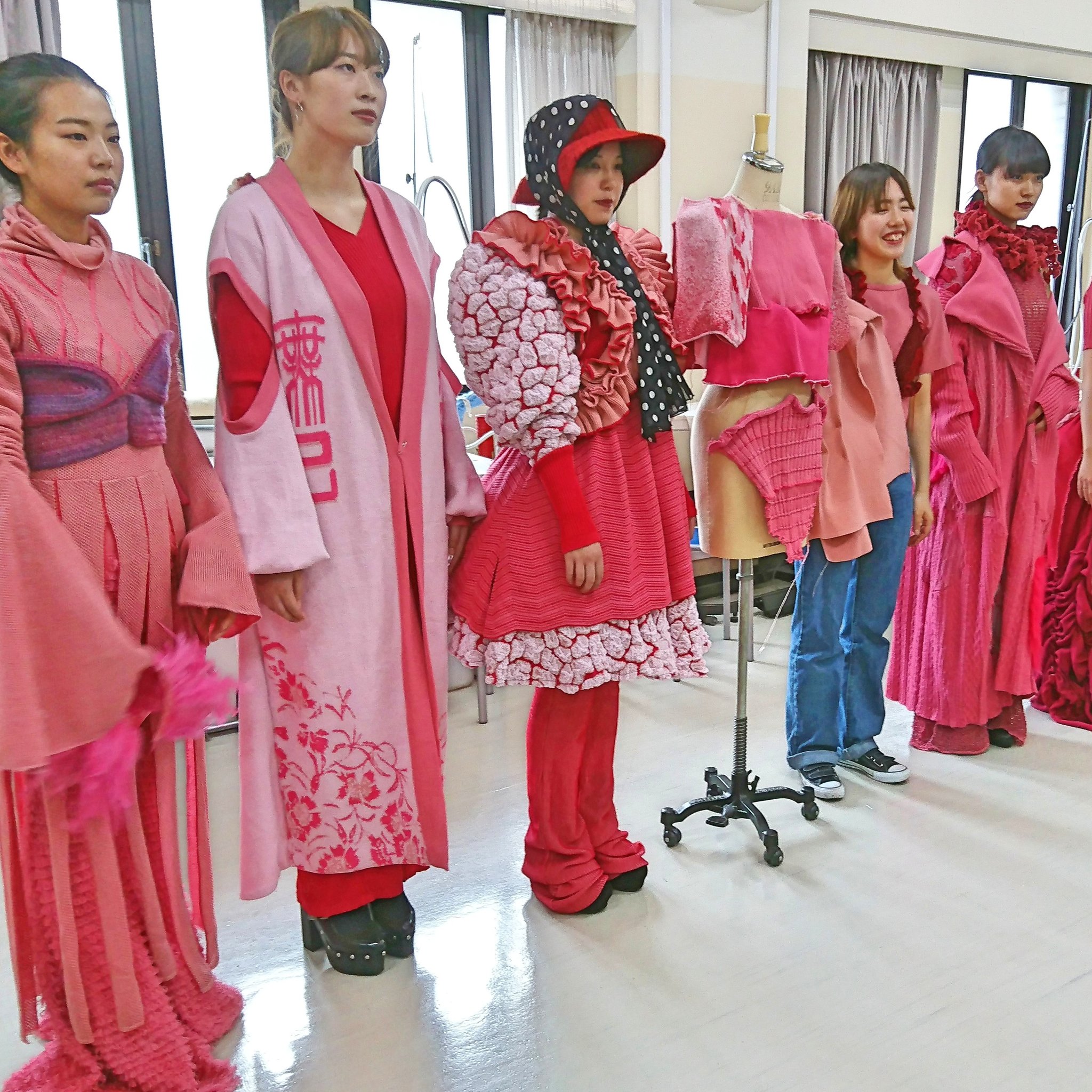 しもてぃ Osaka Bunka Twitter இல உள ள ர クリエイター学科３年 ニットコース ニット作品展テーマ Pink いよいよ今週末10月26日の秋フェスでプロモデルが着用してのファッションショーです 大阪文化服装学院 ファッションクリエイター学科 ニット