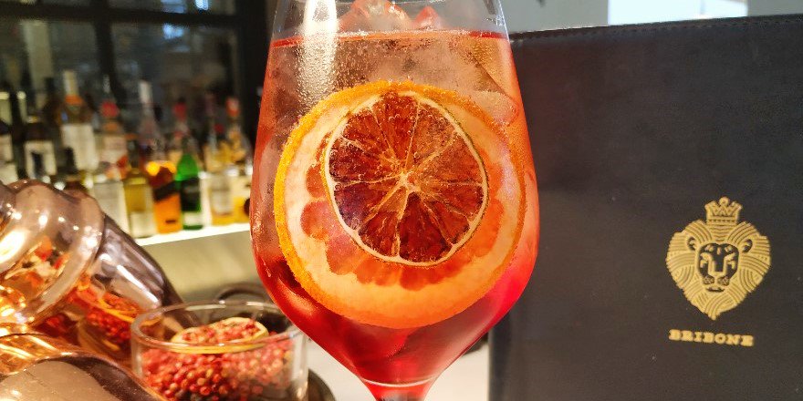 MeliaLebreros's tweet photo. Refrescantes spritzs como éste 🍹 y la mejor música en directo 🎵 ¿Te vienes?
📅 Este viernes, 25 de octubre
📍 Bribone
#BeBribone #OnlyInMelia #MeliaLebreros #CocktailBar #Sevilla #Bar #Afterwork #CocktailsSevilla https://t.co/2k6caOJ30L