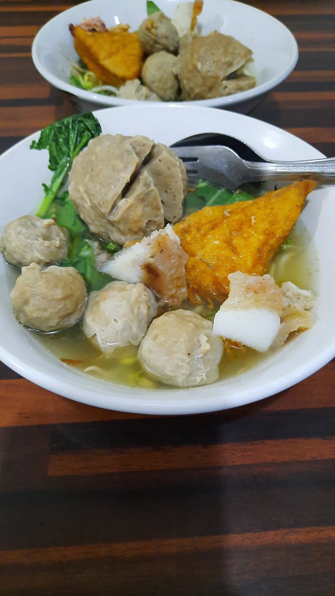 rtnaru's tweet photo. Laporan bakso enak 50m dari stasiun parung panjang lengkap dengan tahu-baso dan tetelan, seporsi 13ribu saja.  @drhaltekehalte https://t.co/x1wRZcW6CF
