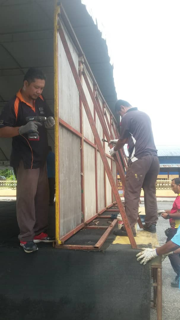 jkrkemaman's tweet photo. Pemasangan Pentas Sementara oleh Unit Selenggara Bangunan @jkrkemaman bagi Program Mini GP race YBC Kemaman 2019. @JKRTerengganu @yusufghani200 @HassanKamarudd3 @AlAzhar_JKR @adamfarhan85
#ambilberatrakyatsenang https://t.co/8AnA4ZOvzh