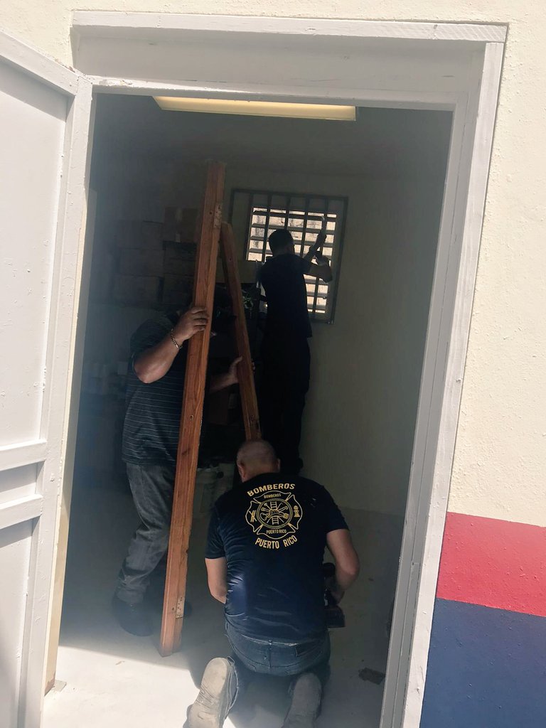 Agradecemos a los Bomberos A. Montero, W. Ramos, W. Feliciano, L. López, Tnte M. Mejías y Capt. Vale por la construcción del piso del taller e instalación de anaqueles en los almacenes de la estación de Mayagüez. #TrabajoEnEquipo #¡SeguimosTrabajando! #BomberosConOrgullo