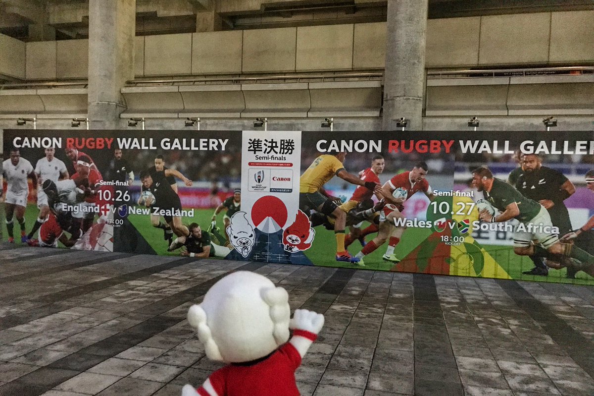 eaglescanonchan's tweet photo. @rug_7_ はい😄🙌お手伝いと言いながら、週末満員になるスタジアムを想像しながら、一人(一羽)ニヤニヤ楽しんできました😆💕#RWCsemifinal 楽しみです😆 #RWC2019 #RWCyokohama #canonrugbywallgallery https://t.co/51vSu3dF7u