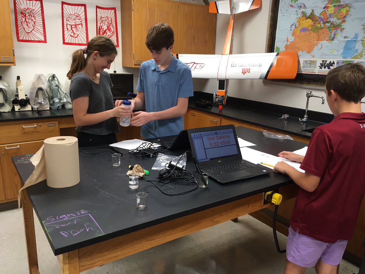 MPHScienceDept's tweet image. Earth scientists precisely measure soil salinity using Vernier probes. Students generated an interesting list of soils to test including agricultural, ocean side and road side.