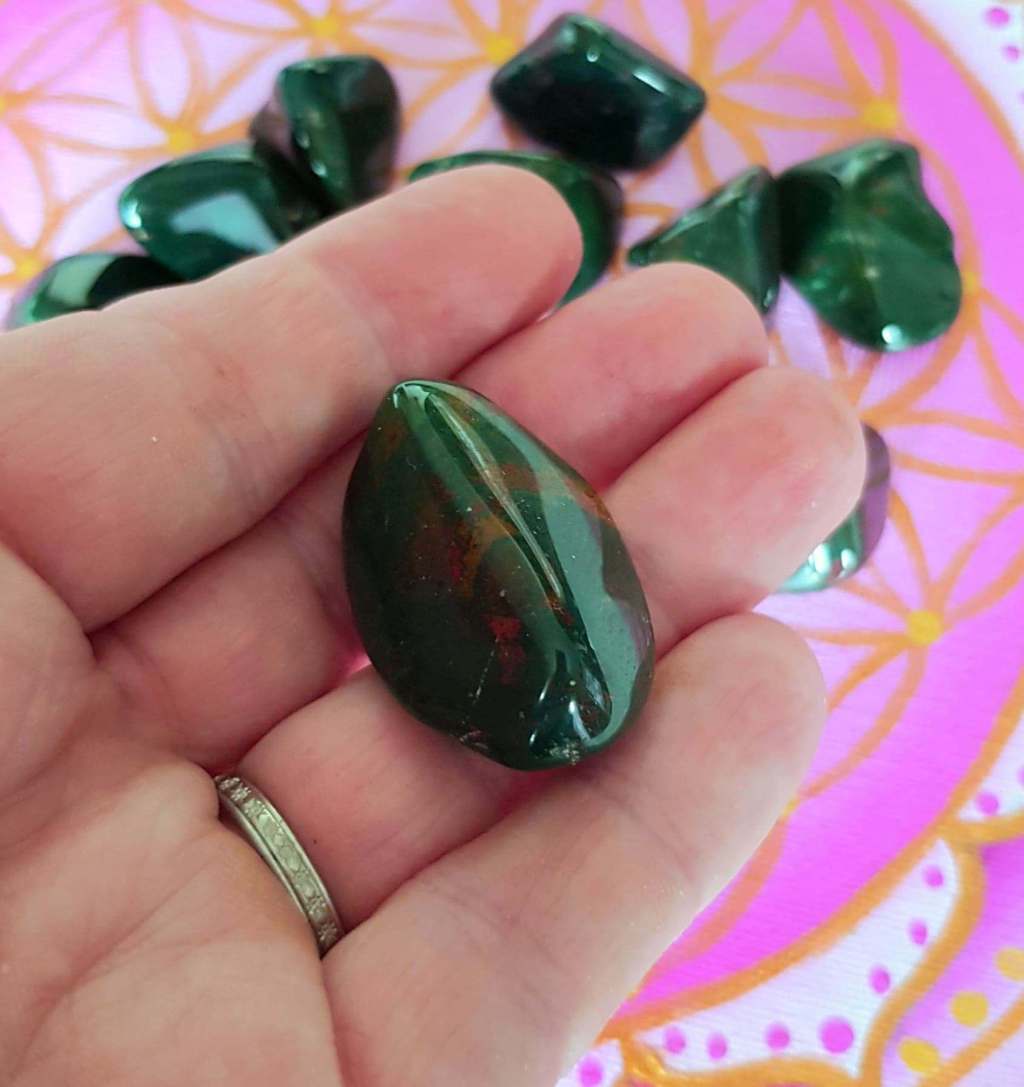 Mojolistic1's tweet photo. Bloodstone (Heliotrope) https://t.co/cVHqkxUKel https://t.co/fTM7wMa2uE