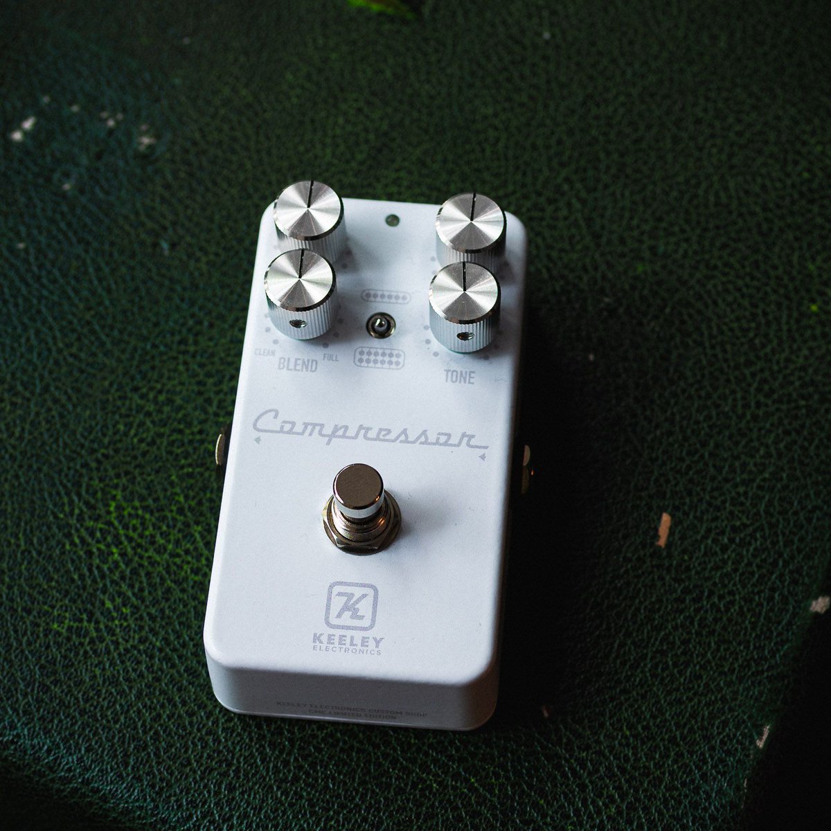 ChicagoMusicEx's tweet photo. CME Exclusive @robertkeeley Compressor Plus! https://t.co/XyoL9ECDNX
#chicagomusicexchange #effects #pedals #effectspedals #pedalsandeffects #pedalboard #pedalgram #guitarpedals #pedalporn #pedalboardoftheday #effectsdatabase #notpedalbored #guitarfx #keeley #compressorplus https://t.co/L4hJwRIJnl