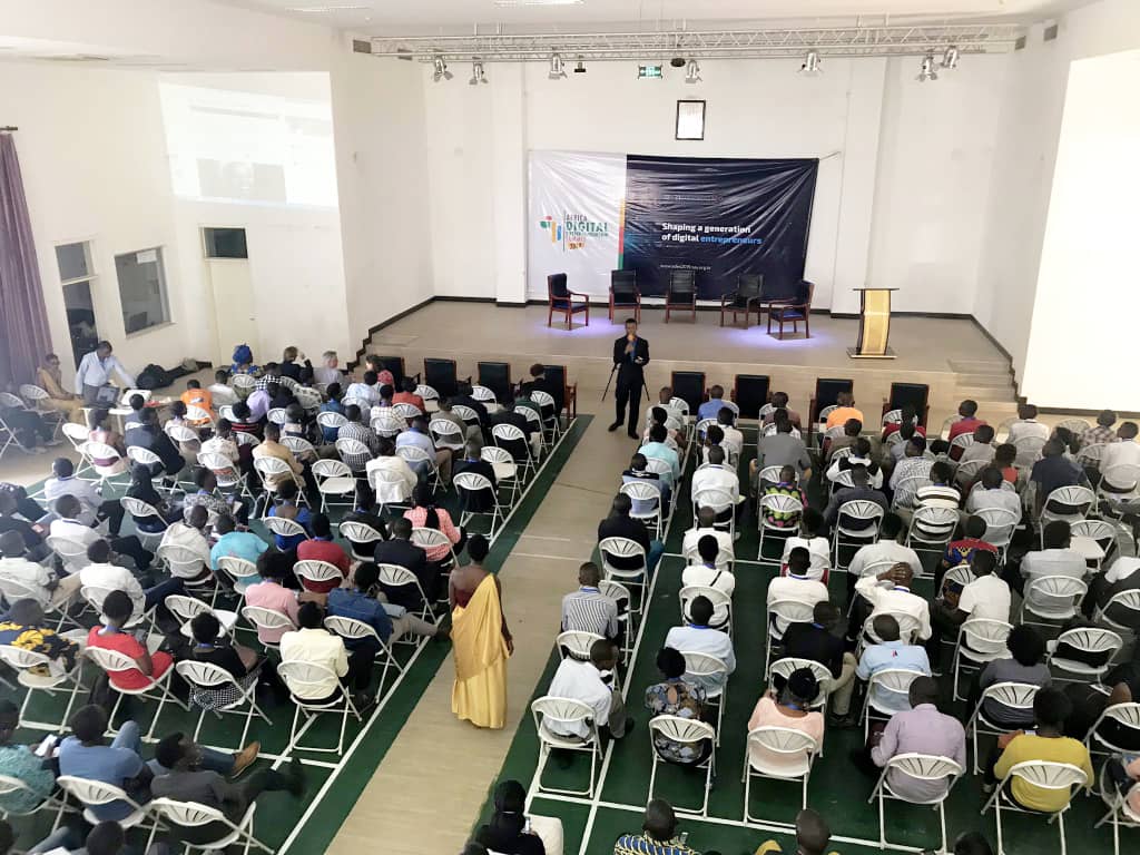 MagazineJimbere's tweet photo. 🔴 La capitale économique du #Burundi accueille depuis hier deux jours d'@ades_2019 sous le thème "Comment façonner une génération d'entrepreneurs numériques innovants en #Afrique", avec la présence du @Min_JPTic, la @NLinBurundi, @Doukhopelnikoff, @andiaye_ de @facebook, etc https://t.co/45EfJMiBZn
