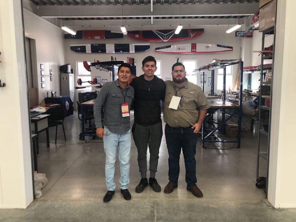 UFly_Aerodesign's tweet photo. La semana pasada tuvimos el gusto de recibir en nuestro taller a los alumnos de la Universidad Politécnica de Apodaca @upapnl . Agradecemos su interés por el proyecto @UFly_Aerodesign fly_aerodesign en la UNAQ @UNAQmx  y esperemos que su visita sea de para futuros proyectos. https://t.co/mg9WfQjGNe