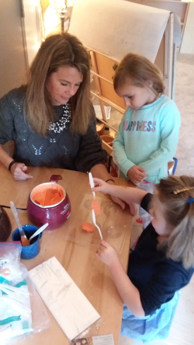 wfs_lsmatters's tweet photo. PK work time: making chocolate lollipops for the homecoming bake sale, building gates for the "5 Little Pumpkin", math materials, letter of the week papers and more. #PKstem #PeacefulPreK https://t.co/D9eIevfctI