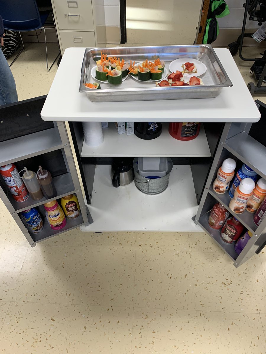 MsTyler4's tweet photo. We have THREE field trips this week so our class made healthy snacks!!! One is sea-less sushi and the other is graham crackers with cream cheese, honey and strawberries.  We extended the invite to our school staff!  #bemoredog @ATMS_Bulldogs https://t.co/7SNZXQoIOG
