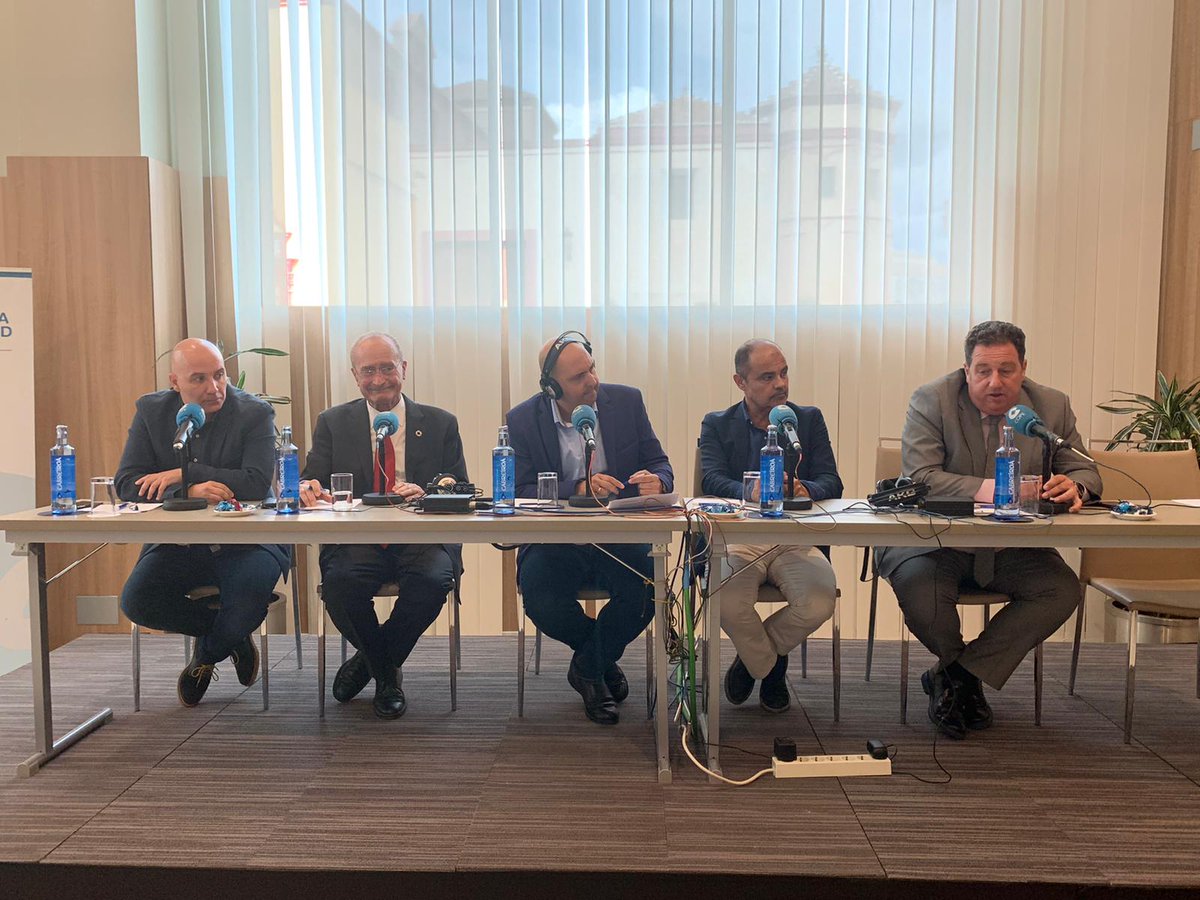 foroeys's tweet photo. Ya puedes escucharnos en directo en el dial 97.1 o en el 93.4 de FM en @DeportesCopeMLG  con Emilio Guerrero, Daniel Pastor, Jesus Burgos y D. Francisco de la Torre - Alcalde de @malaga . "La Crisis del Málaga C.F" https://t.co/UaDmEmAwdG