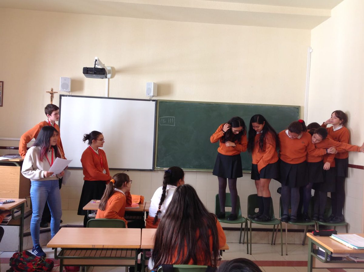divpasmad's tweet photo. Los Alumnos Mediadores están realizando tutorías en 1° ESO recordando la existencia del Aula Escucha y haciendo juegos para tratar la presión de grupo @FundacionANAR #programabuentrato #mediación #confianza #aulaescucha #fundacionanar https://t.co/HJNc8zJ4aw