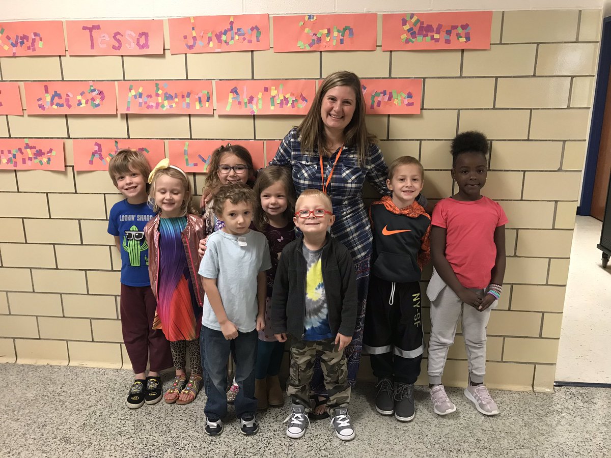 MrsOslowski213's tweet photo. Day 1 of Red Ribbon Week! #SayNoToDrugs #crazyclothes @RinggoldSouth https://t.co/WBdS1dj3Mk