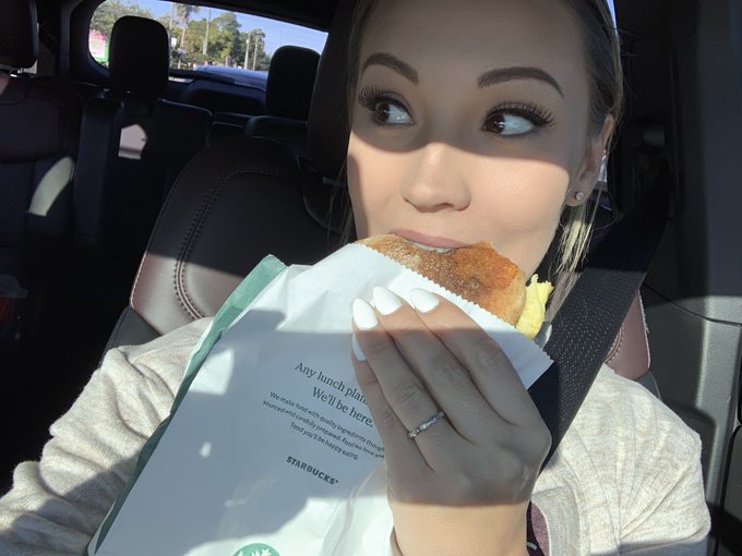 Just shot a naked video and kept thinking fuck I need to diet....   Also me....👇 https://t.co/wrIMuo<a href="/tag/newprofilepic"class="tags"><span>#newprofilepic</span></a>