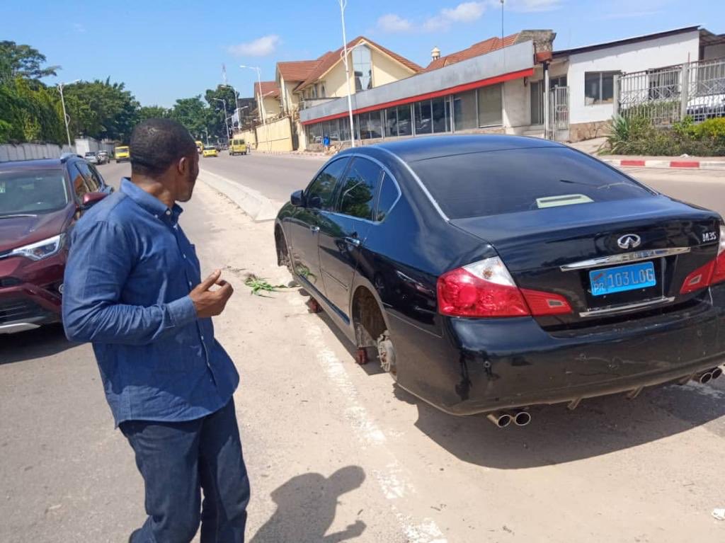 afriqueredac's tweet photo. 2/3 John Numbi défie l’inconscient de Félix. Cela prouve une fois de plus que ce Pdt est une véritable marionnette, même les généraux qui devraient être sous ses ordres, montrent qu’il n’est rien du tout. Le conseiller aux infrastructures de Félix vient de le vivre à ses dépens. https://t.co/8zZRxpnzxT