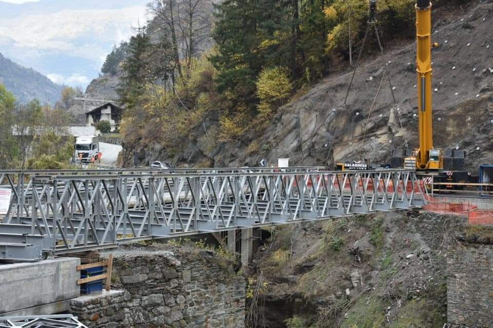 In diretta da Chévril.....il montaggio del ponte provvisorio sulla SR.47
(Credit F. Massera)