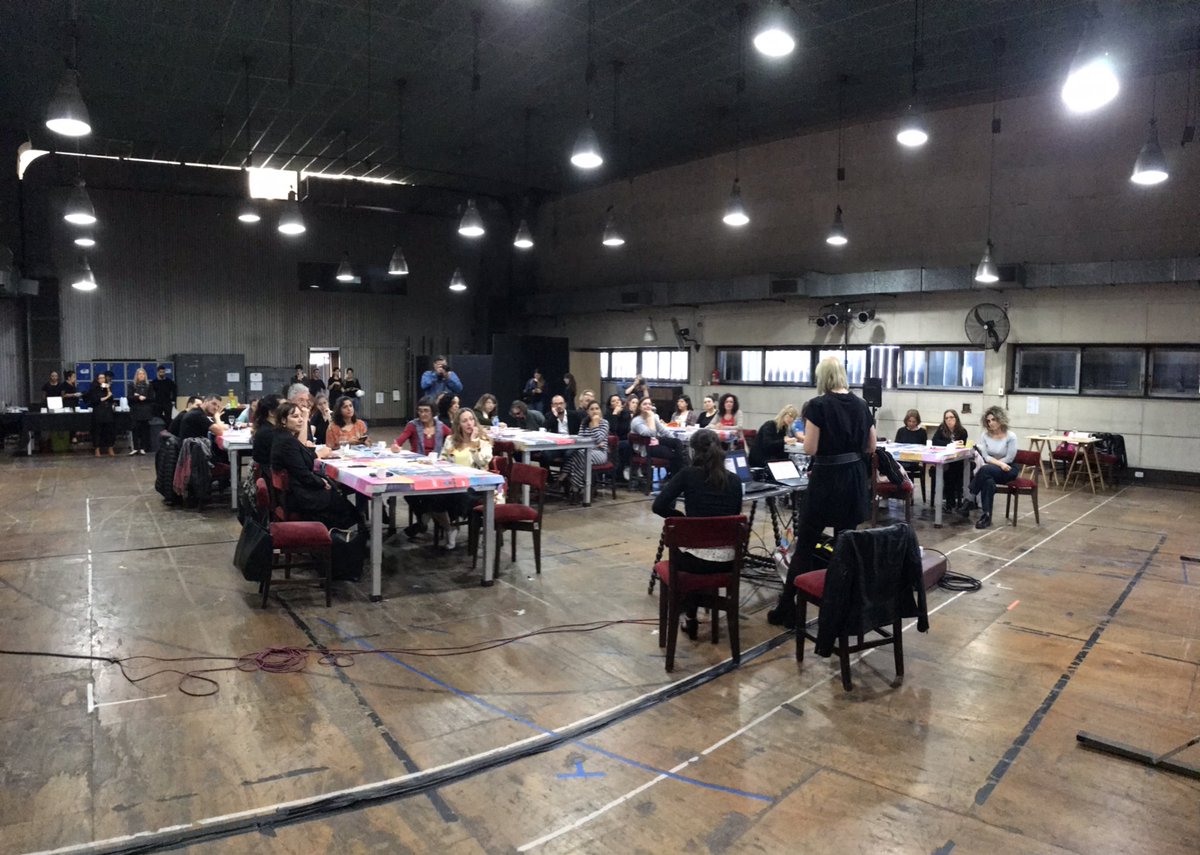 🇬🇧 🇦🇷 #Ahora comenzó el taller sobre “funciones distendidas” en el @cervantestna a cargo de la británica Kirsty Hoyle, experta en accesibilidad cultural, asesora de teatros públicos del Reino Unido, con la participación de referentes en artes escénicas de todo el país.