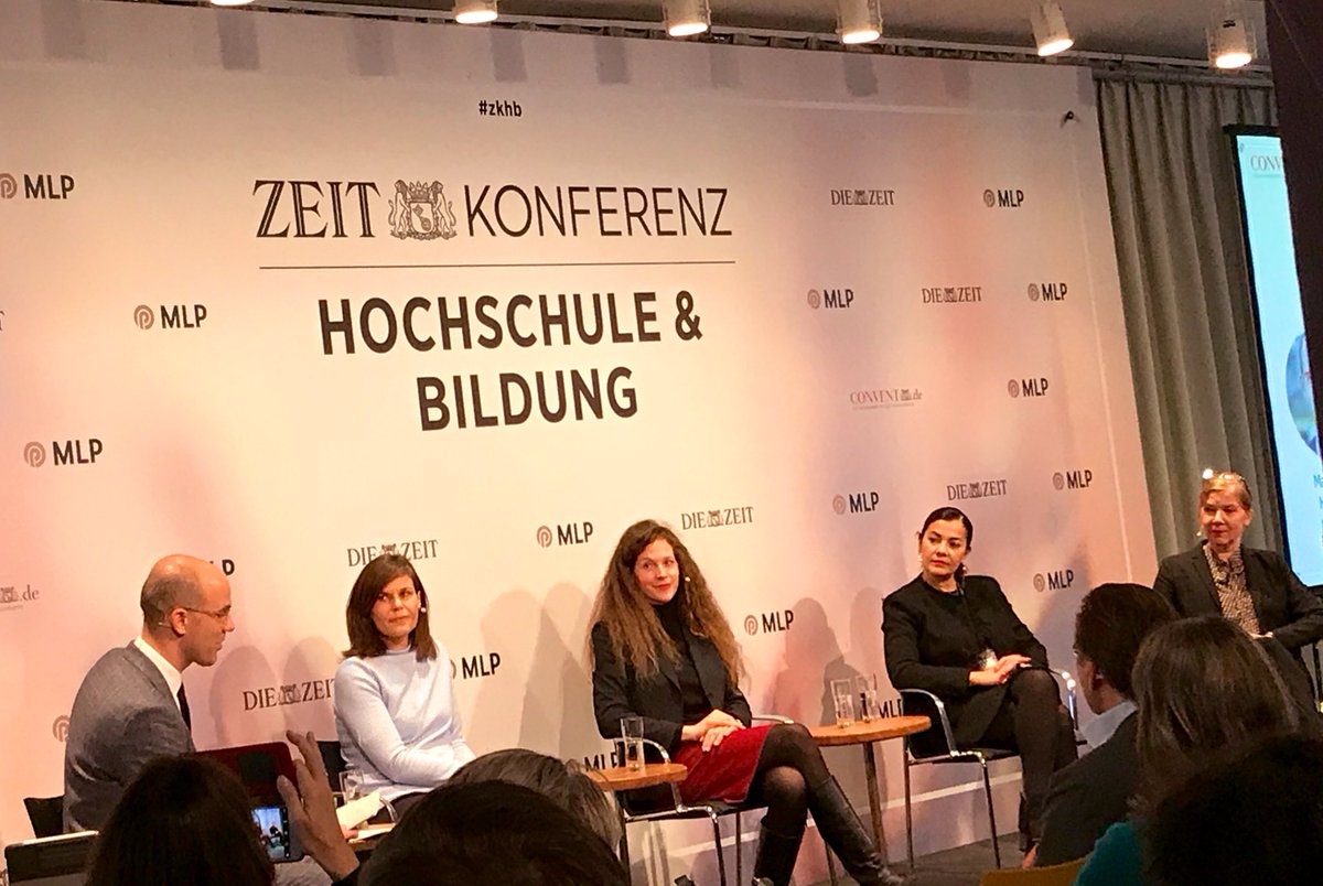 heimzuhaus's tweet photo. Ich glaube an die Wissenschaft, sagt Dr. Reyhan Sahin aka Lady Bitch Ray auf der ZEIT Konferenz Hochschule #zkhb https://t.co/mWgvgVWFR2