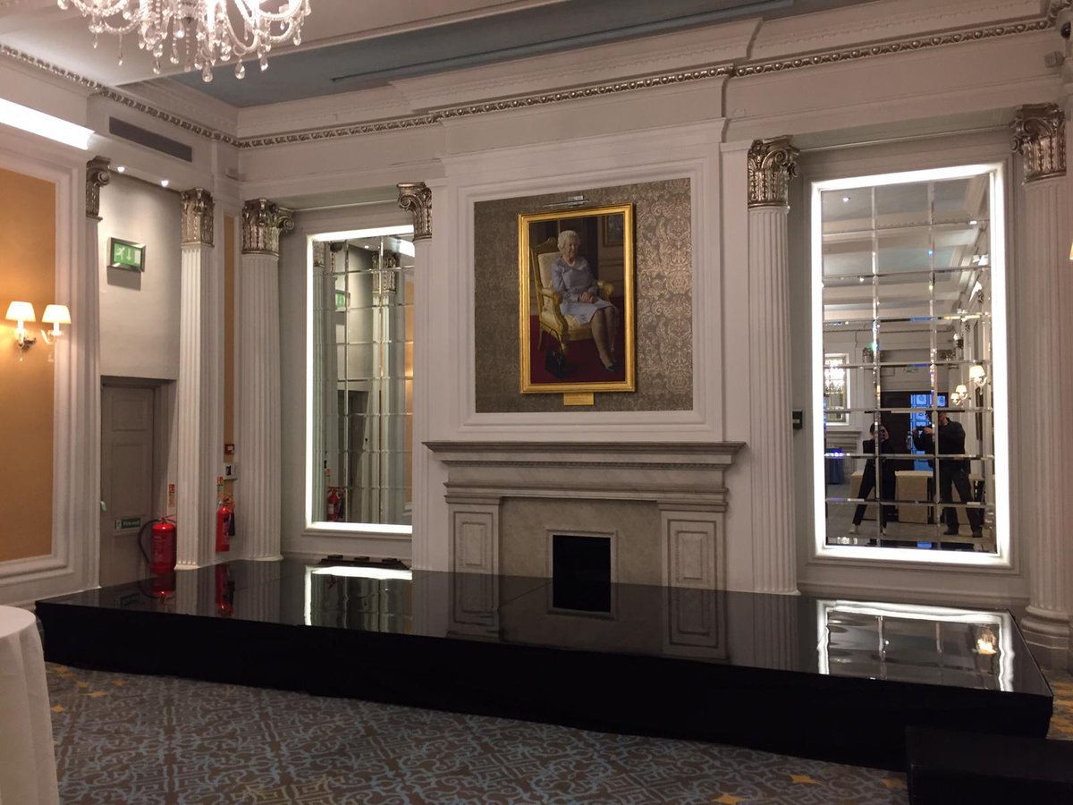 Black gloss finish #stage for the elegant and extra-ordinary effect. Perfect for #conferences and any event where attention to detail is key.