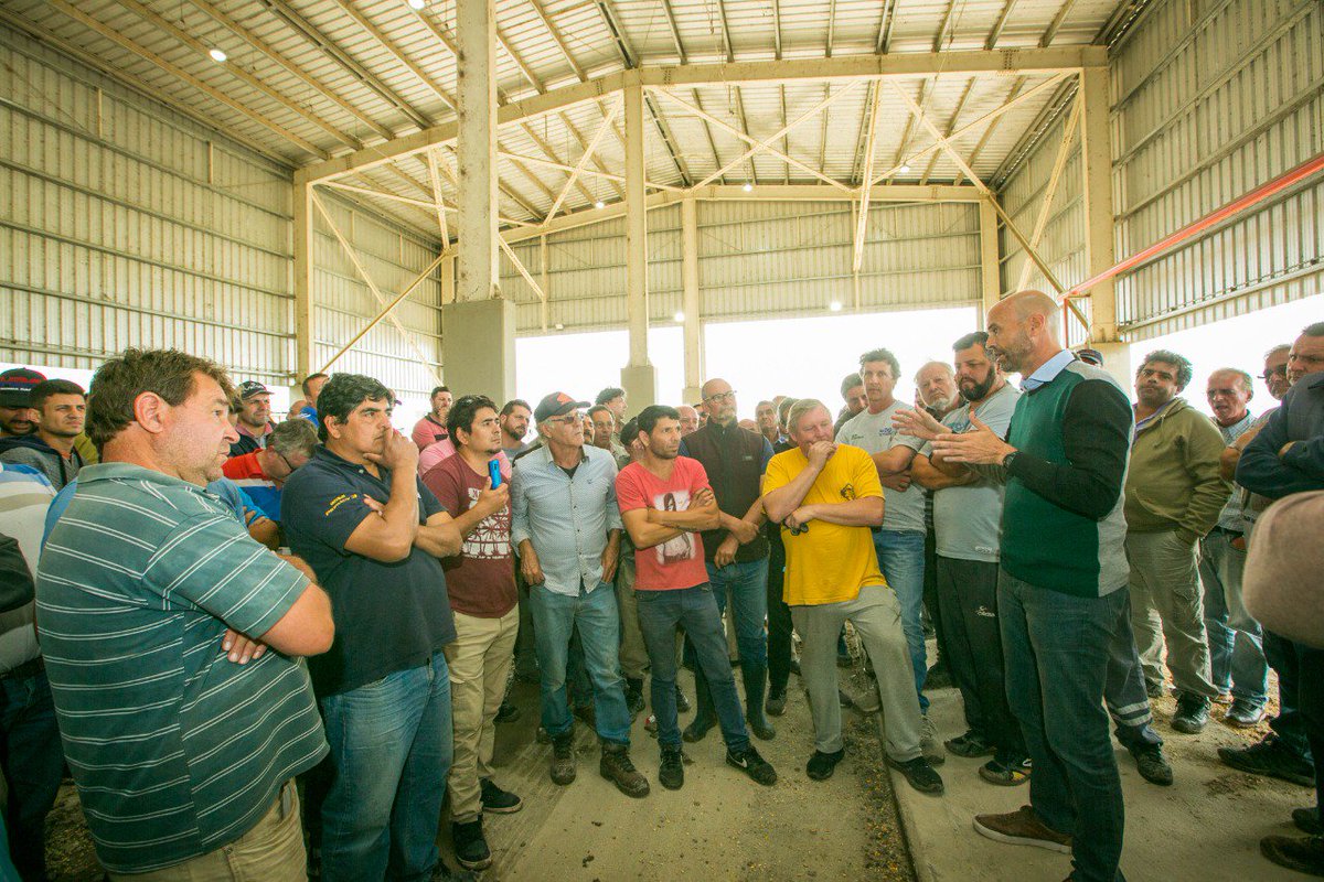 Guillodietrich's tweet photo. Ayer dialogué con los transportistas de #Timbues y escuché sus propuestas para seguir mejorando la calidad de su trabajo. Ya mejoramos el sistema de cupos, redujimos los tiempos a la mitad y está en licitación toda la red de accesos troncales al puerto para aumentar la producción https://t.co/ktT6Raycfl