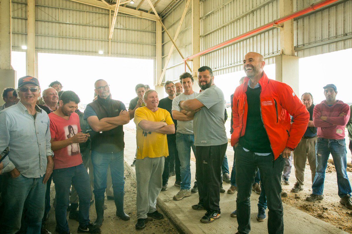 Guillodietrich's tweet photo. Ayer dialogué con los transportistas de #Timbues y escuché sus propuestas para seguir mejorando la calidad de su trabajo. Ya mejoramos el sistema de cupos, redujimos los tiempos a la mitad y está en licitación toda la red de accesos troncales al puerto para aumentar la producción https://t.co/ktT6Raycfl