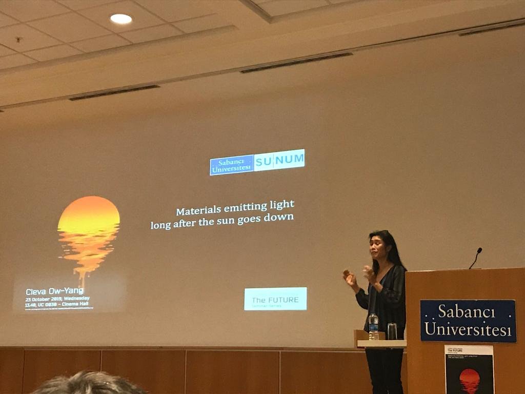 sunumsabanci's tweet image. Yarı zamanlı araştırmacılarımızdan Prof. Cleva Ow-Yang “Materials Emitting Light Long After The Sun Goes Down” başlıklı seminerinde geleceğin toplumları için sürdürülebilir aydınlanma teknolojilerini anlatıyor #transmissionelectronmicroscopy #TEM #sustainableenergy #nanomaterials